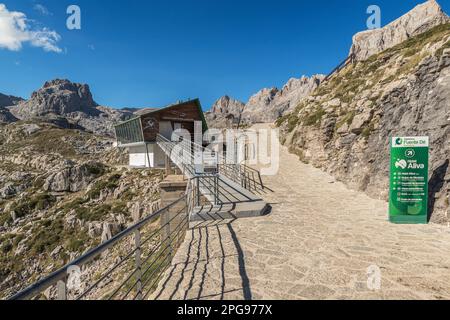 el Portal de picos, Zentrum für Bergaktivitäten, Ausrüstungsverleih und Shop für Schneeschuhe und Stöcke sowie Ski- und Langlaufausrüstung, picos de europa Stockfoto