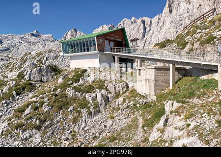 el Portal de picos, Zentrum für Bergaktivitäten, Ausrüstungsverleih und Shop für Schneeschuhe und Stöcke sowie Ski- und Langlaufausrüstung, picos de europa Stockfoto