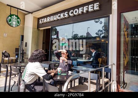 Mexiko-Stadt, Polanco Antara, gehobenes Open-Air-Einkaufszentrum, Starbucks-Kaffee, männliche Männer, weibliche Frauen, Erwachsene, Bewohner Stockfoto