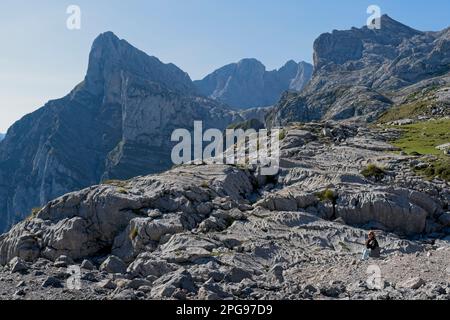 Frau, die über die Berge des Picos de Europa im Blick des Fuente de teleferico in Kantabrien, Spanien, Europa denkt Stockfoto