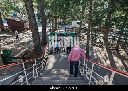 Leute, die nach draußen gehen und die Treppen des Seilbahngebäudes von Fuente De, Kantabrien, Spanien, Europa hinuntergehen Stockfoto