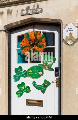 St. Patricks Day-Dekorationen vor dem Mill Grove Millgrove-Gebäude in Beer, Seaton, Devon UK im März Stockfoto