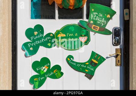 St. Patricks Day-Dekorationen vor dem Mill Grove Millgrove-Gebäude in Beer, Seaton, Devon UK im März Stockfoto