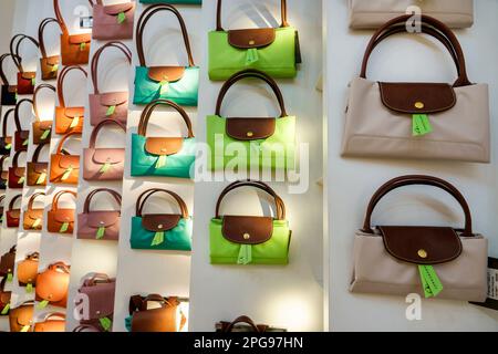 Mexiko-Stadt, Polanco Antara, gehobenes Open-Air-Einkaufszentrum, Longchamp Luxusmarke, Le Pliage Taschen Handtaschen, innen innen, Geschäfte Stockfoto