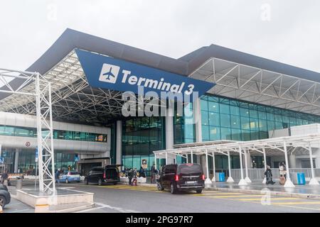 Fiumicino, Italien - 9. Dezember 2022: Terminal 3 des Flughafens Rom Leonardo da Vinci-Fiumicino. Stockfoto