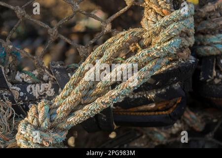 Nahaufnahme der Textur eines alten Seils aus Fischernetzen Stockfoto