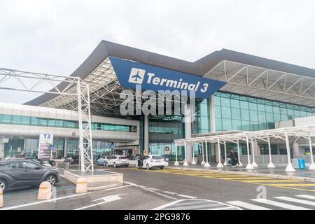 Fiumicino, Italien - 9. Dezember 2022: Terminal 3 des Flughafens Rom Leonardo da Vinci-Fiumicino an bewölkten Tagen. Stockfoto