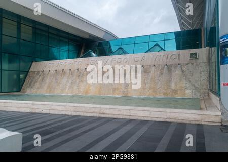 Fiumicino, Italien - 9. Dezember 2022: Wasserbrunnen am Flughafen Rom Leonardo da Vinci-Fiumicino. Stockfoto