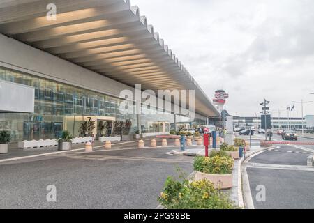 Fiumicino, Italien - 9. Dezember 2022: Terminal 3 des Flughafens Rom (FCO). Stockfoto