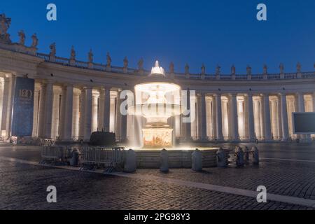 Vatikanstadt, Vatikan - 7. Dezember 2022: Carlo Madernos Brunnen auf St. Petersplatz in der Vatikanstadt, Vatikan bei Nacht. Stockfoto