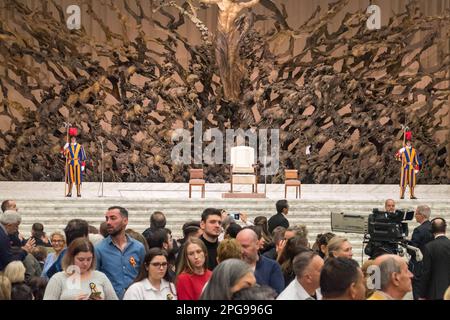 Vatikanstadt, Vatikan - 7. Dezember 2022: Bühne der Paul VI. Audienzhalle. Stockfoto