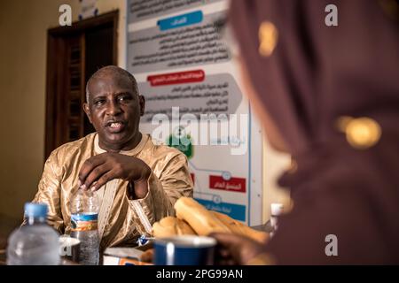 Brahim Ramdhane, ehemaliger Sklave und Gründer seiner NGO Sahel Fondation, hier in seinem Büro in Nouakshott, Mauretanien. Da er selbst ein Sklave war, kämpft er gegen die Sklaverei, gegen die Unterdrückung seines Haratin-Stammes und für faire Bildungsmöglichkeiten, seit er sich als Jugendlicher befreit hat. Stockfoto