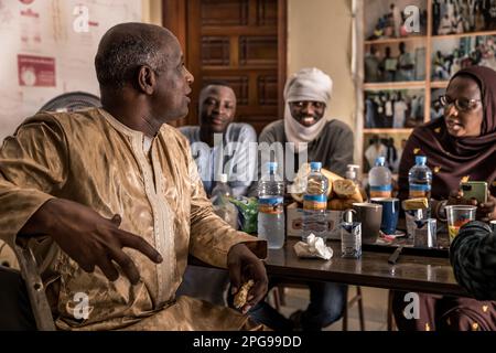 Brahim Ramdhane, ehemaliger Sklave und Gründer seiner NGO Sahel Fondation, hier in seinem Büro in Nouakshott, Mauretanien. Da er selbst ein Sklave war, kämpft er gegen die Sklaverei, gegen die Unterdrückung seines Haratin-Stammes und für faire Bildungsmöglichkeiten, seit er sich als Jugendlicher befreit hat. Stockfoto