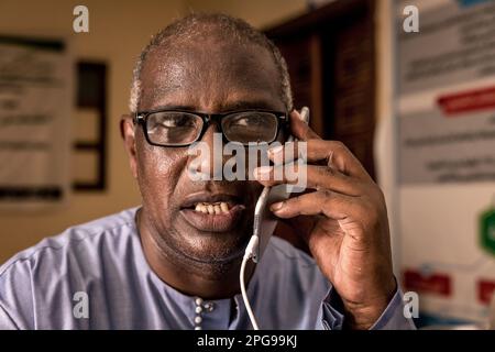 Brahim Ramdhane, ehemaliger Sklave und Gründer seiner NGO Sahel Fondation, hier in seinem Büro in Nouakshott, Mauretanien. Da er selbst ein Sklave war, kämpft er gegen die Sklaverei, gegen die Unterdrückung seines Haratin-Stammes und für faire Bildungsmöglichkeiten, seit er sich als Jugendlicher befreit hat. Stockfoto