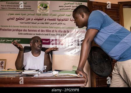 Brahim Ramdhane, ehemaliger Sklave und Gründer seiner NGO Sahel Fondation, hier in seinem Büro in Nouakshott, Mauretanien. Da er selbst ein Sklave war, kämpft er gegen die Sklaverei, gegen die Unterdrückung seines Haratin-Stammes und für faire Bildungsmöglichkeiten, seit er sich als Jugendlicher befreit hat. Stockfoto
