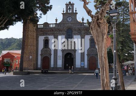 Altes katholisches Kirchengebäude im neoklassizistischen Stil in den Bergen von Gran Canaria Stockfoto