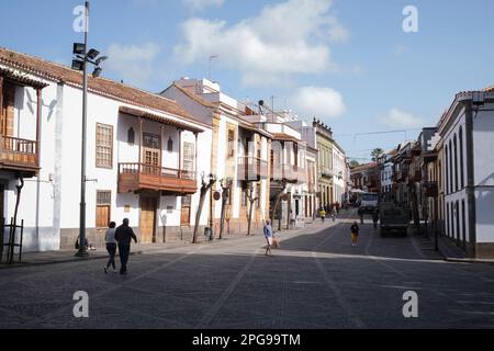 Straße mit typischen Kolonialgebäuden in Teror, Gran Canaria, Spanien Stockfoto
