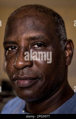 Brahim Ramdhane, ehemaliger Sklave und Gründer seiner NGO Sahel Fondation, hier in seinem Büro in Nouakshott, Mauretanien. Da er selbst ein Sklave war, kämpft er gegen die Sklaverei, gegen die Unterdrückung seines Haratin-Stammes und für faire Bildungsmöglichkeiten, seit er sich als Jugendlicher befreit hat. Stockfoto