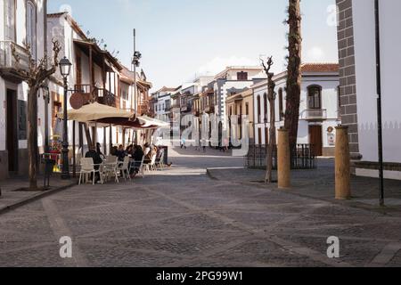 Morgenkaffee im Straßencafé, Vormittag im typischen Dorf Gran Canaria Stockfoto