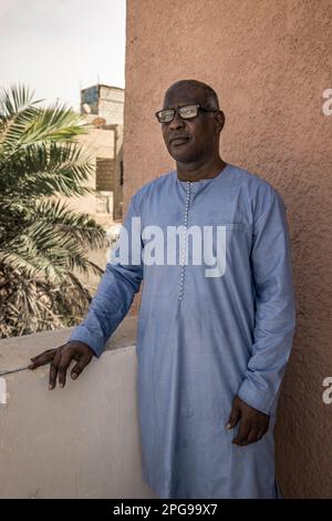 Brahim Ramdhane, ehemaliger Sklave und Gründer seiner NGO Sahel Fondation, hier in seinem Büro in Nouakshott, Mauretanien. Da er selbst ein Sklave war, kämpft er gegen die Sklaverei, gegen die Unterdrückung seines Haratin-Stammes und für faire Bildungsmöglichkeiten, seit er sich als Jugendlicher befreit hat. Stockfoto