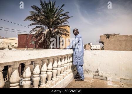 Brahim Ramdhane, ehemaliger Sklave und Gründer seiner NGO Sahel Fondation, hier in seinem Büro in Nouakshott, Mauretanien. Da er selbst ein Sklave war, kämpft er gegen die Sklaverei, gegen die Unterdrückung seines Haratin-Stammes und für faire Bildungsmöglichkeiten, seit er sich als Jugendlicher befreit hat. Stockfoto
