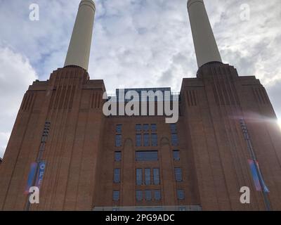 Battersea Power Station Building, London, Großbritannien. 11.03.2023. Altmodische Schornsteine, urbane Architektur Stockfoto