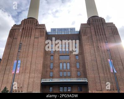 Battersea Power Station Building, London, Großbritannien. 11.03.2023. Altmodische Schornsteine, urbane Architektur Stockfoto