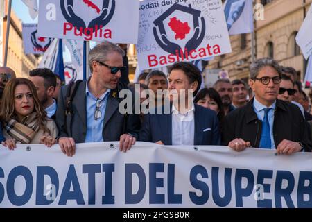 Rom, . 21. März 2023. 21/03/2023 Rom, Demonstration von Bauunternehmen am Superbonus 110. Auf dem Foto nimmt Giuseppe Conte an der Prozession Teil PS: Das Foto kann im Zusammenhang mit dem Kontext verwendet werden, in dem es aufgenommen wurde, und ohne die diffamierende Absicht des Anstands der Menschen. Kredit: Unabhängige Fotoagentur/Alamy Live News Stockfoto