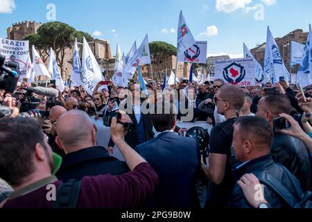 Rom, . 21. März 2023. 21/03/2023 Rom, Demonstration von Bauunternehmen am Superbonus 110. Auf dem Foto nimmt Giuseppe Conte an der Prozession Teil PS: Das Foto kann im Zusammenhang mit dem Kontext verwendet werden, in dem es aufgenommen wurde, und ohne die diffamierende Absicht des Anstands der Menschen. Kredit: Unabhängige Fotoagentur/Alamy Live News Stockfoto