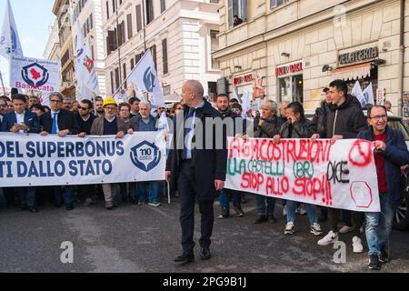 Rom, . 21. März 2023. 21/03/2023 Rom, Demonstration von Bauunternehmen am Superbonus 110. Auf dem Foto nimmt Giuseppe Conte an der Prozession Teil PS: Das Foto kann im Zusammenhang mit dem Kontext verwendet werden, in dem es aufgenommen wurde, und ohne die diffamierende Absicht des Anstands der Menschen. Kredit: Unabhängige Fotoagentur/Alamy Live News Stockfoto