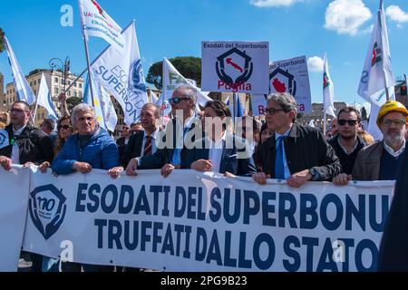 Rom, . 21. März 2023. 21/03/2023 Rom, Demonstration von Bauunternehmen am Superbonus 110. Auf dem Foto nimmt Giuseppe Conte an der Prozession Teil PS: Das Foto kann im Zusammenhang mit dem Kontext verwendet werden, in dem es aufgenommen wurde, und ohne die diffamierende Absicht des Anstands der Menschen. Kredit: Unabhängige Fotoagentur/Alamy Live News Stockfoto