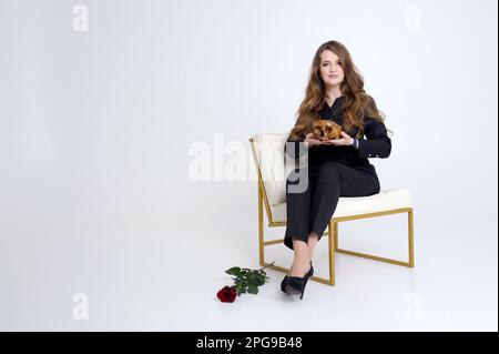 Attraktive Blondine hält einen Schädel in den Händen Konzept der Fotografie ist geeignet im Bereich der Kosmologie, Medizin und Gesundheitswesen stieg an den Füßen Stockfoto