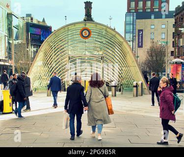 Glasgow, Schottland, Vereinigtes Königreich, 21. März 2023. Verkauf auf der stilvollen Meile und geschäftigen Einkaufshauptstadt der Scotland Buchanan Street. Credit Gerard Ferry/Alamy Live News Stockfoto