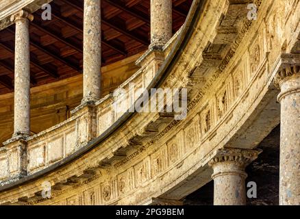 Schloss Karl V. oder Palacio de Carlos V. in der Alhambra Palast Granada Andalusien Spanien gehört zum UNESCO-Weltkulturerbe und ist eine der wichtigsten Touristenattraktionen. Stockfoto