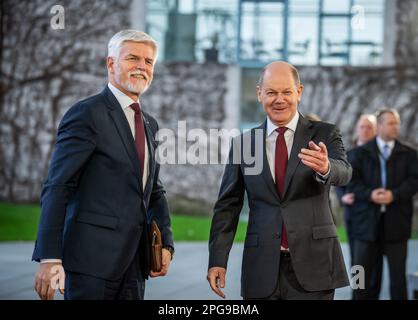 Berlin, Deutschland. 21. März 2023. Petr Pavel (l), Präsident der Tschechischen Republik, wird vor dem Bundeskanzler vom deutschen Bundeskanzler Olaf Scholz (SPD) begrüßt. Pavel ist der vierte Präsident der Tschechischen Republik seit dem 09. März 2023. Kredit: Michael Kappeler/dpa/Alamy Live News Stockfoto