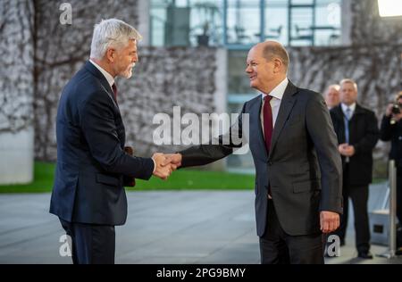 Berlin, Deutschland. 21. März 2023. Petr Pavel (l), Präsident der Tschechischen Republik, wird vor dem Bundeskanzler vom deutschen Bundeskanzler Olaf Scholz (SPD) begrüßt. Pavel ist der vierte Präsident der Tschechischen Republik seit dem 09. März 2023. Kredit: Michael Kappeler/dpa/Alamy Live News Stockfoto