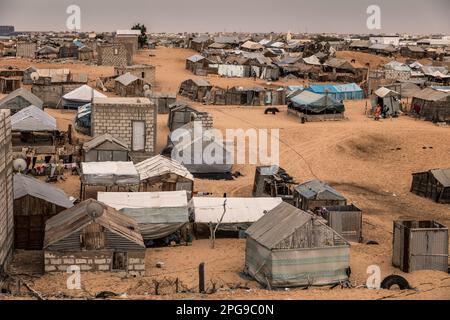 Straßenszenen im Limghit Slum in Nouakshott, der Hauptstadt Mauretaniens. Die meisten Menschen, die hier leben, stammen aus dem Haratin-Stamm, der in vielerlei Hinsicht benachteiligt ist, zum Beispiel Bildungsmöglichkeiten. Der Bundesstaat gehört laut UNO zu den 40 am wenigsten entwickelten Ländern der Welt. Stockfoto