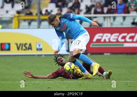 Turin, Italien. 19. März 2023. Mathias Olivera (SSC Napoli) im Kampf gegen Wilfried Singo (Turin FC) während des Spiels Turin FC gegen SSC Napoli, italienischer Fußball Serie A in Turin, Italien, März 19 2023 Kredit: Independent Photo Agency/Alamy Live News Stockfoto