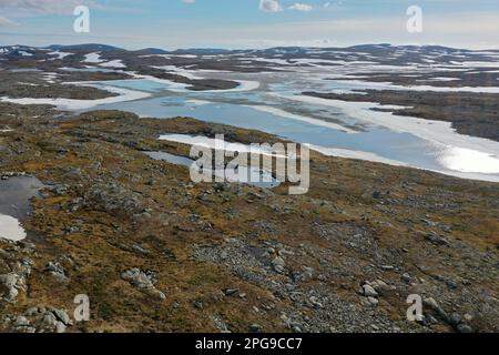 Tundra in Norwegen, mit Feuchtgebieten, Tümpeln, Schnee, Schneefeldern, Nordkinnhalbinsel, Nordkinn-Halbinsel, Nordkinn, Nordkyn, Finnmark, Nord-Nord Stockfoto