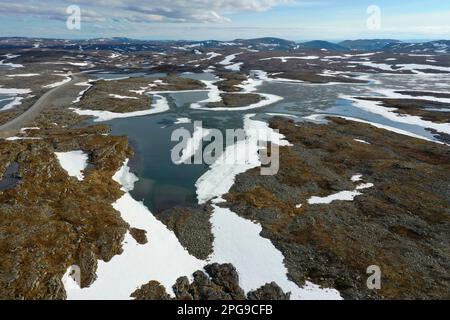 Tundra in Norwegen, mit Feuchtgebieten, Tümpeln, Schnee, Schneefeldern, Nordkinnhalbinsel, Nordkinn-Halbinsel, Nordkinn, Nordkyn, Finnmark, Nord-Nord Stockfoto