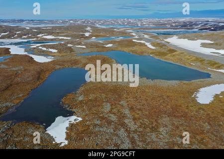 Tundra in Norwegen, mit Feuchtgebieten, Tümpeln, Schnee, Schneefeldern, Nordkinnhalbinsel, Nordkinn-Halbinsel, Nordkinn, Nordkyn, Finnmark, Nord-Nord Stockfoto