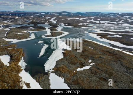 Tundra in Norwegen, mit Feuchtgebieten, Tümpeln, Schnee, Schneefeldern, Nordkinnhalbinsel, Nordkinn-Halbinsel, Nordkinn, Nordkyn, Finnmark, Nord-Nord Stockfoto