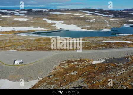 Tundra in Norwegen, mit Feuchtgebieten, Tümpeln, Schnee, Schneefeldern, Nordkinnhalbinsel, Nordkinn-Halbinsel, Nordkinn, Nordkyn, Finnmark, Nord-Nord Stockfoto