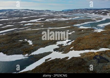 Tundra in Norwegen, mit Feuchtgebieten, Tümpeln, Schnee, Schneefeldern, Nordkinnhalbinsel, Nordkinn-Halbinsel, Nordkinn, Nordkyn, Finnmark, Nord-Nord Stockfoto