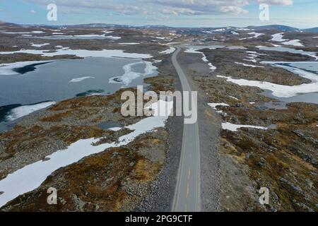 Tundra in Norwegen, mit Feuchtgebieten, Tümpeln, Schnee, Schneefeldern, Nordkinnhalbinsel, Nordkinn-Halbinsel, Nordkinn, Nordkyn, Finnmark, Nord-Nord Stockfoto