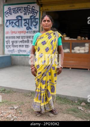 Porträt einer Inderin, die vor ihrem Geschäft steht. Murshidabad, Westbengalen, Indien. Stockfoto