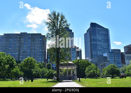 Parkman Bandstand in Boston Common, vor der Skyline von Boston, Massachusetts Stockfoto