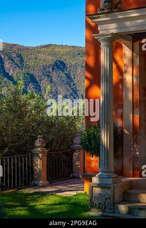 Indian House Corner und Patio mit Berg und Sonnenlicht im Park Scherrer in Morcote, Tessin, Schweiz. Stockfoto