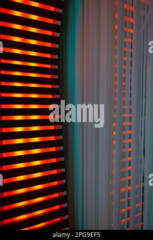 Beleuchtete orangefarbene Streifen auf einer modernen Säule in der Schweiz. Stockfoto