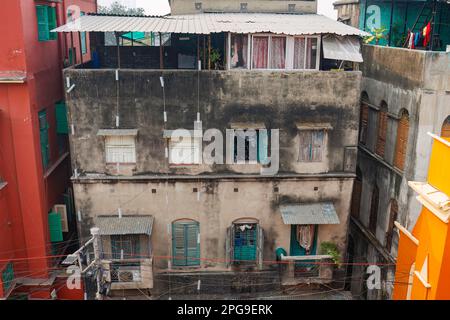 Blick von der Dachterrasse auf lokale Vorstadthäuser in Fariapukur, Shyam Bazar, Kalkutta, Hauptstadt von Westbengalen, Indien Stockfoto